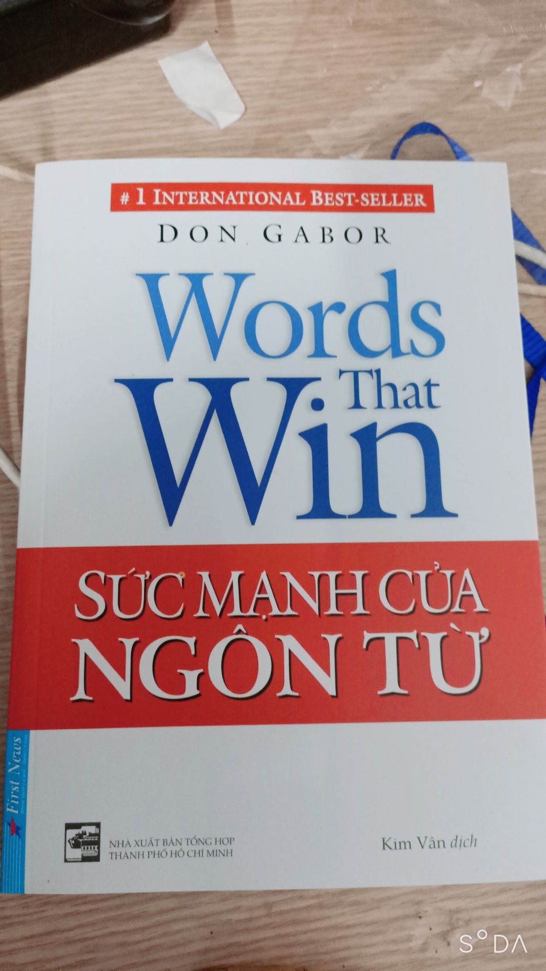 tôi tin tưởng tuyệt đối vào tiki, tôi đã mua trên 30(ba mươi ) quyển sách cực quý của tiki, cuốn nào cũng mới , đẹp , thơm mùi giấy mới, bọc gói rất cẩn thận,quan trọng hơn tất cả là nội dung của hơn 30 cuốn sách quý của tôi rất rất hay và ý nghĩa về kinh tế, về cuộc sống về sức mạnh của tiềm thức, và sở thích đọc sách của tôi đã thay đổi cách nhìn,thay đổi cuộc sống của tôi tốt hơn mỗi ngày. bạn nào muốn ảnh thực tế mình chụp cho nhé, và đây chỉ là  1 vài quyển sách quý đại diện cho khối tài sản kiến thức của tôi. tôi biết ơn và cảm ơn tất cả các nhà xuất bản đã xuất bản ra những cuốn sách quý mà tôi đang sở hữu. tôi biết ơn và cảm ơn  và biết ơn tiki đã bán sách cho tôi, tôi cảm ơn và biết ơn anh ship đã giao hàng cho tôi cực nhanh và giữ gìn tài sản cho tôi. tôi biết ơn và cảm ơn vì tôi đã tốt hơn rất nhiều nhờ vào việc đọc sách.