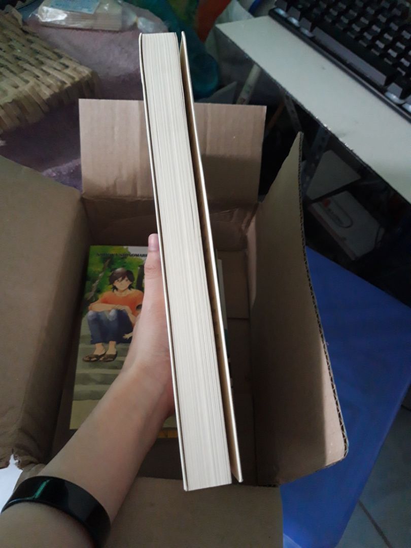 sách đẹp nhìn thích lắm, sách có cái bìa ngoài gỡ ra được, rồi cái ở trong mới là bìa  sách thật😂, lúc mở ra cứ tưởng sách nó rớt cái bìa, nói chung là sách nhìn đẹp và to lắm. Nội dung thì chưa biết nhưng mà đọc thử vài dòng thì thấy cuốn cuốn rồi đó.🙈