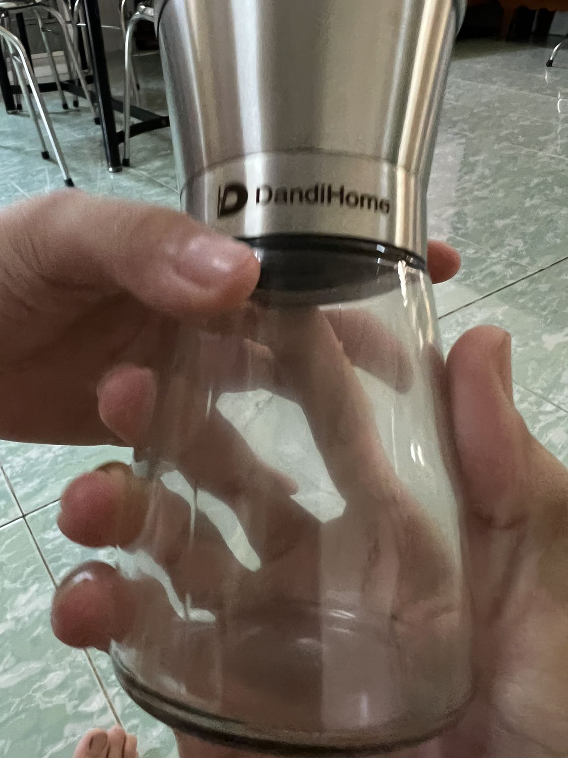 Đã nhận được hàng, lọ đựng bằng thuỷ tinh, lưỡi dao và nắp bằng inox sáng bóng. Còn độ bền để thời gian sẽ trả lời sau.