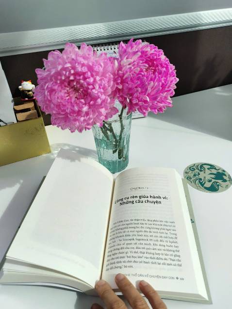 Mình đọc lời giới thiệu về cuốn sách hay này từ chi Hằng Mai trên trang *** như sau: 
"Cuốn sách là hành trình của một người mẹ trẻ của xã hội đương đại, từng bị trầm cảm sau sinh và trầy trật trong việc nuôi dạy con đi tìm đường ra cho chính mình. Cách nuôi dạy con của những tộc người săn bắt hái lượm là cho trẻ em tham gia vào cuộc sinh tồn cùng cha mẹ và cộng đồng sớm nhất có thể, và nhờ đó chúng trưởng thành sớm, rồi cộng đồng được nhờ sớm. Đó là 1 nền giáo dục kiệm lời, chủ yếu là làm gương (thân giáo), đặc biệt đề cao gương Điềm tĩnh! 
Để cảm xúc dẫn dắt là dấu hiệu của sự không trưởng thành (người Inuit). Cuốn sách không chỉ dành cho những người làm cha mẹ mà cho bất cứ ai sống trong cộng đồng. Bởi bọn trẻ con thuộc về cả cộng đồng. Cần cả làng để nuôi đứa trẻ. Câu này nghe nhiều nhưng đến khi đọc cuốn sách này mới giúp mình sáng rõ, theo nghĩa đen luôn.
- 20% công việc chăm sóc đứa trẻ do chính người mẹ đảm trách.
- 40% do những đứa trẻ lớn hơn chia sẻ.
- Phần còn lại do các người mẹ khác. (tộc người Hadzabe, Tanzania)
Cả làng nuôi đứa trẻ để rồi nó lớn lên thành người hữu ích cho cả làng"
Cảm ơn Huy Hoàng books đã phát hành nhiều đầu sách xuất sắc quá, mấy năm gần đây mình rất thích chọn lọc đầu sách hay của Huy Hoàng books để làm sách gối đầu gường đó. Cảm ơn Tiki đã giảm giá 36% để mình vớt không đắn đo suy nghĩ nhé.