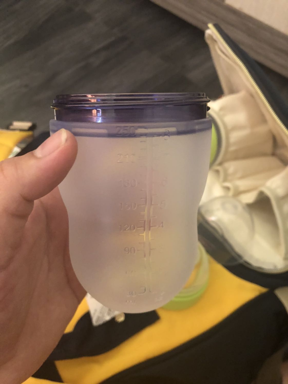 1. Mẫu mã đẹp.
2. Silicon co ve tốt (nhìn bề ngoài, do chưa dùng đến), cầm chắc tay, đầu ti to và mềm giống ti mẹ.
3. Giao hàng có hộp cẩn thận, cảm giác an tâm.
4. Thiết kế chắc chắn, có lẽ sẻ sử dụng được lâu dài, ko lo bị vỡ hay làm tổn thương khi bé vo tinh làm rớt.
5. Mua trên Tiki dc giao Free mà còn dc giảm giá. Mua ở shop đắt hơn 150k.