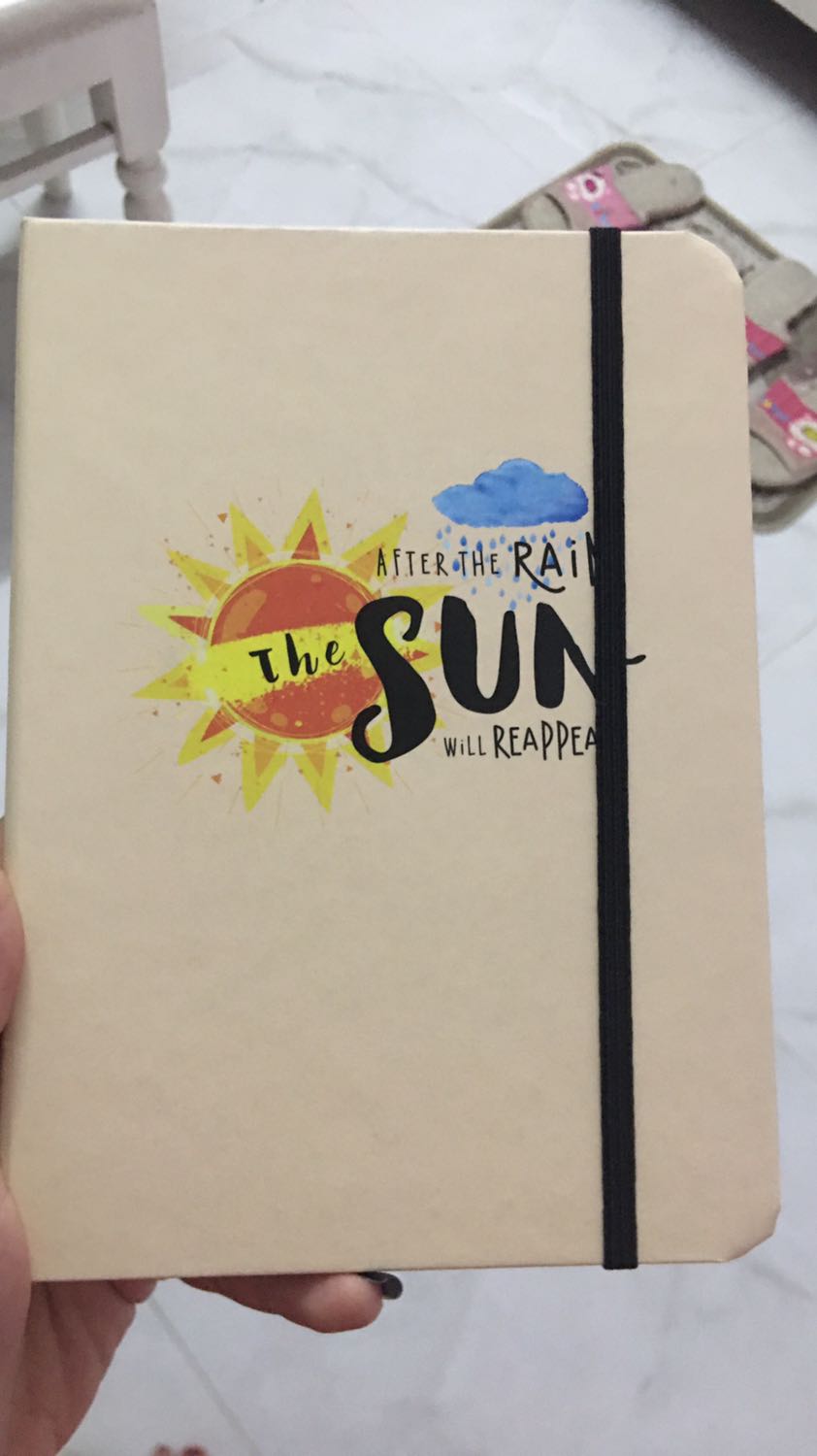 Sổ hơi nhỏ so với suy nghĩ của mình, nhưng nhìn chung rất đáng giá tiền, bạn nào thích viết sổ tay hay take note thì đây là lựa chọn không tồi luôn á, sổ có 3 loại giấy, nhỏ gọn, dễ mang đi mà chữ in trên sổ cũng rất xịn sò luôn nè ! Đằng sau còn có cái túi nhỏ nhìn cưng lắm :))