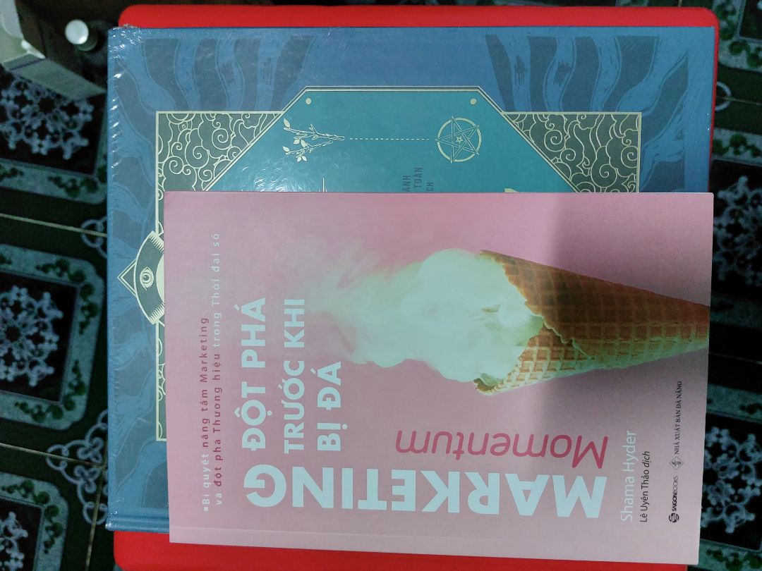 Shipper làm việc cẩu thả!
Khi shipper đến mình không có nhà, mình nhờ ảnh gửi sách qua nhà hàng xóm giùm mình đi. Nhưng không, ảnh quăng luôn sách vào trong sân nhà. Thế là sách của mình móp hẳn 1 góc.
Mình vẫn cho 3 sao vì mình được tặng kèm sách.