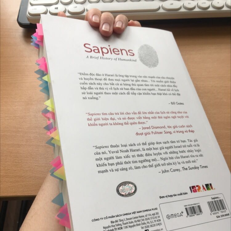Tư tưởng duy lý xuyên suốt cuốn sách khiến một người mơ mộng như tôi tỉnh táo hơn rất nhiều. Giọng văn khá đanh thép phù hợp với thị hiếu của tôi, khác biệt so với Súng, Vi Trùng và Thép mà tôi đọc ngay trước đó. Thêm nữa, Sapiens có thể khiến nguoi hoạt động trong lĩnh vực marketing rất thích thú đó nha. Túm váy lại thì đây là cuốn sách hay, đúng như lời đồn!