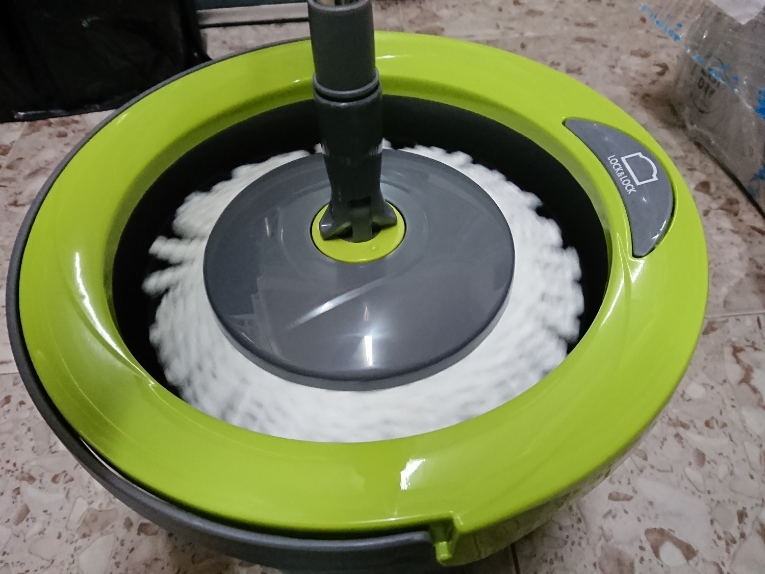 Một thiết kế thông minh nhỏ gọn của bộ lau nhà.
Giặt bông ở dưới thấp, vắt bông ở trên cao mà không phải chia ra hai phần diện tích vắt riêng giặt riêng.
Trục xoay và cây vắt có khớp kết nối với nhau nên dễ gắn vào cũng như tháo ra (nghiên cây sẽ lấy ra được). 
Cây lau ráp lại từ ba đoạn ngắn, tiện lợi trong việc đóng gói.
Bông lau mịn, chất lượng tốt.
Nhựa, chất lượng gia công đẹp, trục xoay êm.
Để sử dụng cho dễ, khi cây lau vào khớp với trục xoay, nhấc nhẹ lên rồi thả xuống để chọn chế độ giặt/vắt tương tự như sử dụng bút bi bấm.