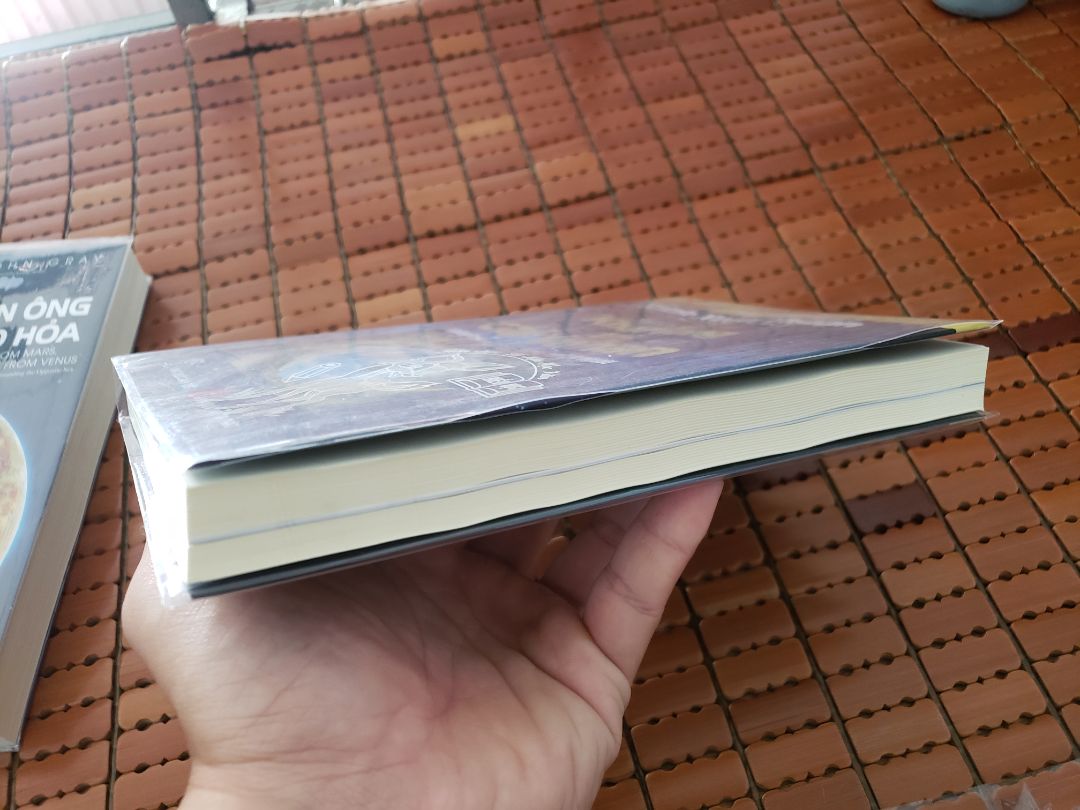 Sách hoàn thiện đẹp, giấy tốt, có kèm miếng đánh dấu trang.