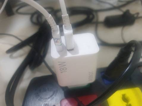 Sạc tương đối, có 2 cổng nên dễ sạc cho 2 điện thoại cùng lúc. Không bị nóng. Tiện lợi....