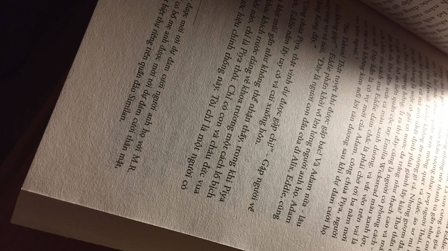 Mình thấy rất không hài lòng về lần giao hàng này sách đã giao lần 1 nhưng giao là quyển cũ lần 2 do mình ko để ý kỹ nên đã nhận và về về nhà phát hiện ra bìa sau bị rách chất giấy rởm dù 555 trang nhưng cầm rất nhẹ