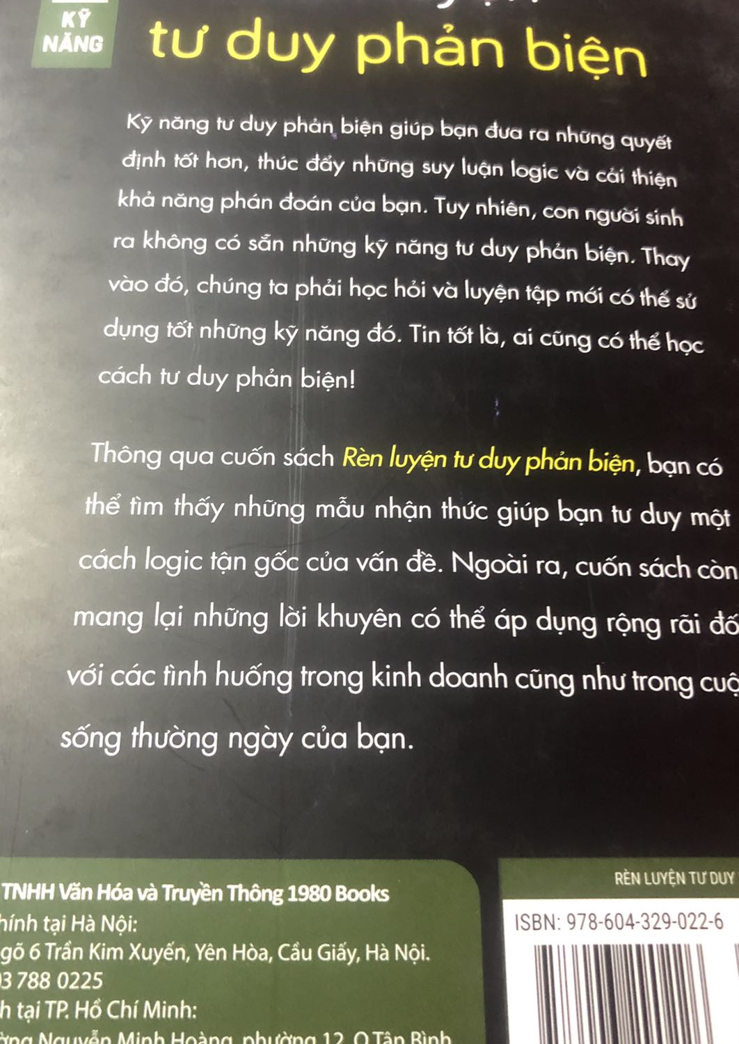 Mình mua sách ở đây nhiều lần rồi, lần nào cũng hài lòng, bọc giấy bóng đầy đủ. Nhưng lần này mình đặt 5 cuốn không có cuốn nào được bọc giấy bóng và cầm sách lên cảm giác như đã có người cầm qua đọc í,không được mới😢cuốn này thì bị trầy xước quá trời. Mình đọc sách thích giữ gìn sách sạch sẽ, trầy 1 chút là mình xót rồi nên lần này mua thấy hơi khó chịu...