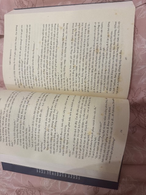 Sách khá cũ và không sạch, nhiều trang bị vết ố