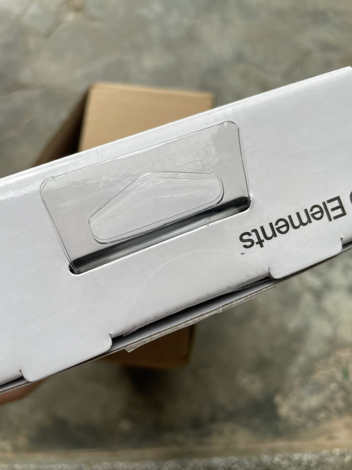 Hộp bị khui trước, tem dán bị cắt, bên trong hàng nhìn có vẻ mới nhưng bị khui sẵn nên mình nghĩ ngờ tình trạng của sản phẩm. Nói chung là mình không rành không nghệ nên không biết tốt xấu nhanh chậm gì, chỉ là không hài lòng vì hàng bị khui trước.