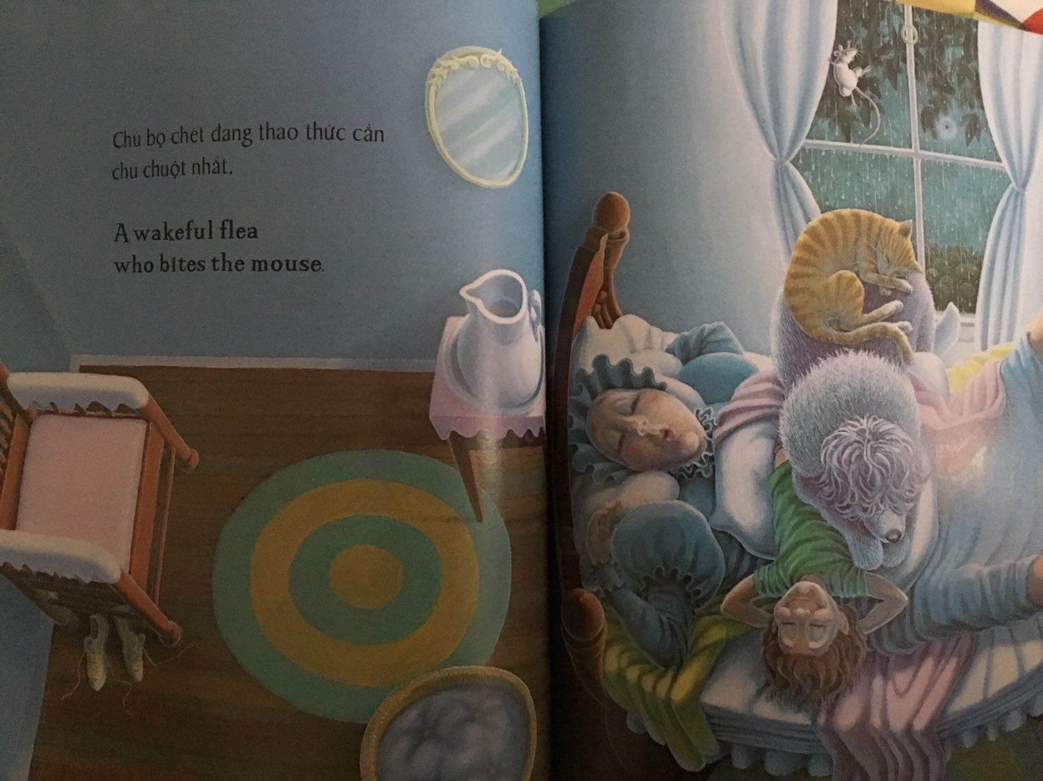 Câu chuyện dc dẫn đặt và lặp lại theo phương thức tăng tiến. Đọc phải lấy hơi nè các Mom, nhưng xét về câu chữ tiếng anh thì đọc có vần dễ hơn tiếng Việt.
Cuốn sách được đánh giá cao nhưng không hiểu sao cậu nhóc 3 tuổi nhà mình không hào hứng lắm. Con chỉ hỏi về con bọ chét ở đâu 2 lần., sau đó là thôi luôn. So với các truyện tranh ít chữ hơn thì bé thích hơn. Mình để con chọn sách mà con muốn mình đọc. Và Ngôi nhà say ngủ là quyển cuối cùng đọc để con đi ngủ. Các Mom tham khảo vài trang nha.
Riêng bookcare của Tiki thì mình nhiều lần ko hài lòng lắm. Bọc sách cứ hơi căng làm bìa sách hơi vểnh lênh. Rất ko ưng ý điểm này. Mong tiki chú ý