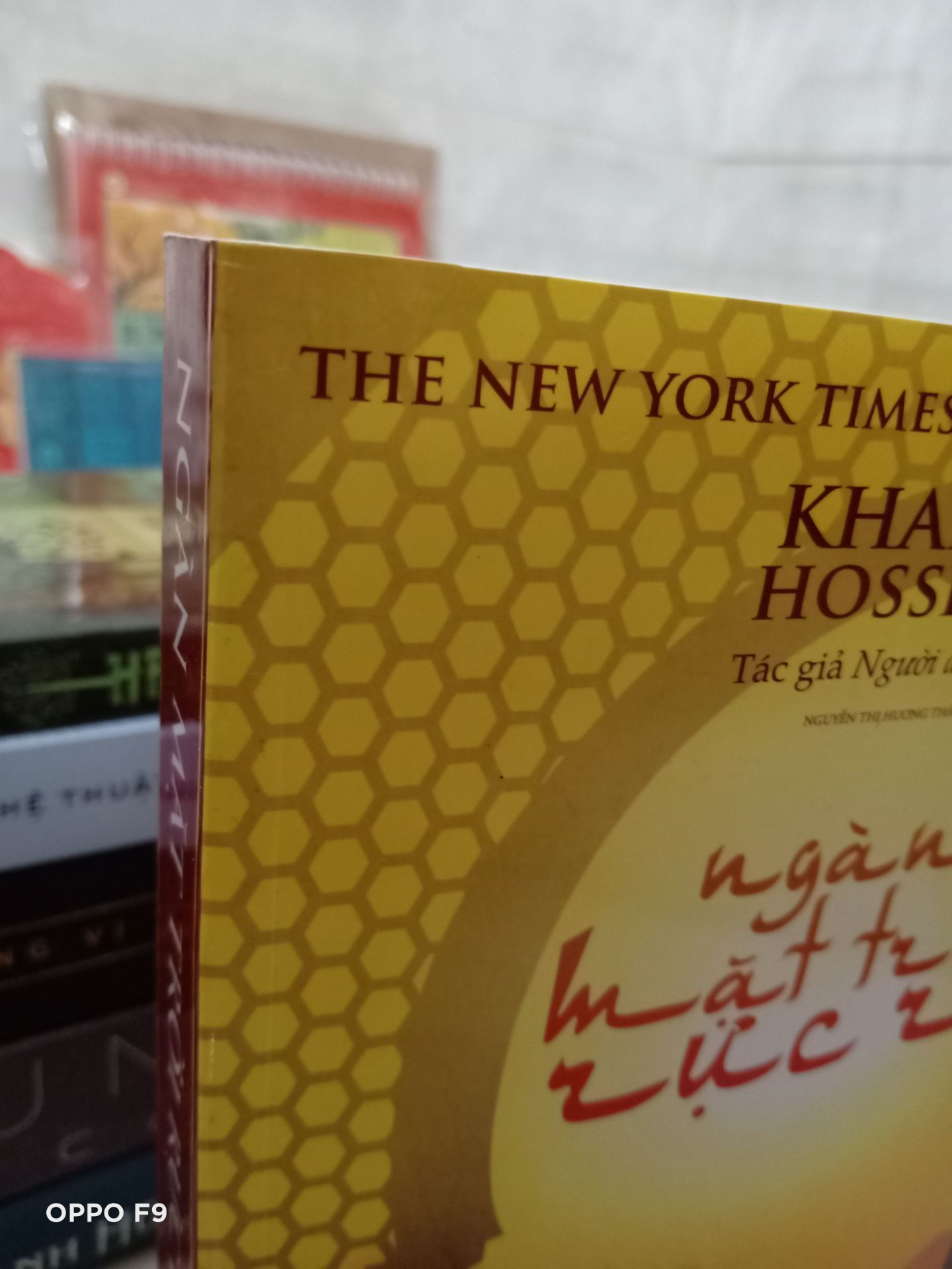 Sách của Nhã Nam rất đẹp, lỗi in thì có thể liên hệ Nhã Nam để đổi được. Quà đầy đủ, sale mạnh. Mình hơi buồn Tiki vì khâu đóng gói rất sơ sài, ko có bọc xung quanh, nên trừ điểm chỗ này. Cũng may mình mua nhiều nên vừa hộp, ko bị lỗi gáy sách mấy, nhưng cũng bị nhăn gáy sách. Khâu vận chuyển cũng làm mình sốt ruột nữa, ko thấy cập nhật gì kỹ lắm, nhưng đợt này giao đúng hẹn. Cuốn này bị nhăn thấy nếp trên bìa luôn nên hơi buồn :(