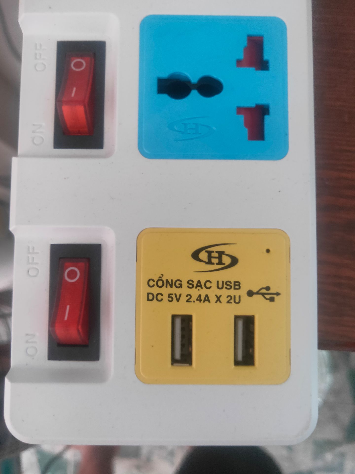 ổ điện ngon, nhựa tốt, công tắc on/off cho từng ổ, có chống giật, cầu chì khi quá tải, thương hiệu lạ nhưng cũng lâu năm, có cả sạc đt. Okie nha bà kon !!!