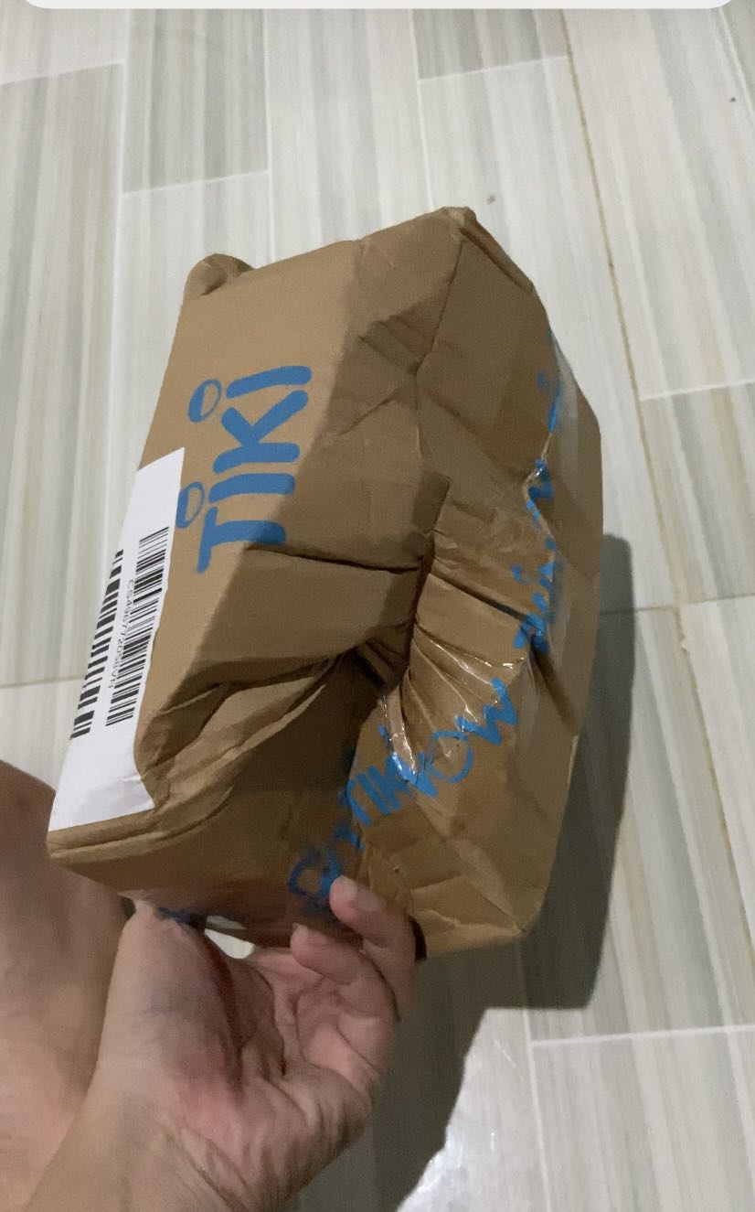 Hàng điện tử mà trong lúc giao hàng bị va đập đến nổi móp méo như thế này, không biết sản phẩm bên trong từng chịu tác động như thế nào. Bên trong cũng k có lớp lót bảo vệ sản phẩm nào hết. Đơn hàng giao cũng rất chậm. Nên làm việc lại với đơn vị giao hàng, rất thất vọng về lần đặt hàng này của tiki.