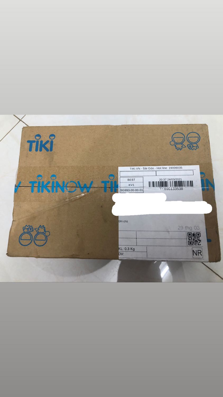 Mới đặt trưa hôm qua, mà nay shipper đã gọi giao. Giao hàng nhanh lẹ, hộp không bị móp méo, đóng gói cẩn thận. Vòng ở ngoài đẹp hơn trên hình, sản phẩm chuẩn hàng của Swarovski. Lần đầu mua sản phẩm mắc tiền trên mạng mà phải nói là ưng cái bụng lắm luôn. Tiền nào của đó mọi người ạ. Điểm cộng nữa là còn được freeship. Hứa sẽ ủng hộ shop dài dài ♥️