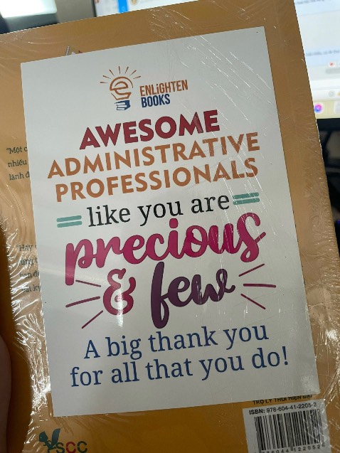 Trước đọc bản tiếng Anh của tác giả Lucy rồi mà cuối cùng cũng có bản tiếng Việt xịn, tình cờ tìm được link đặt mua ở trên Phở bò. Bọc cẩn thận 2 lớp lận, được tặng kèm thiệp xinh xẻo. Đặt chiều hôm qua mà sáng nay ship luôn, còn được free ship nữa chứ. Mong sẽ có thêm nhiều sách về hành chính nữa để mình bổ sung thêm kiến thức vì ở Việt Nam ít sách chuyên ngành quá =((((