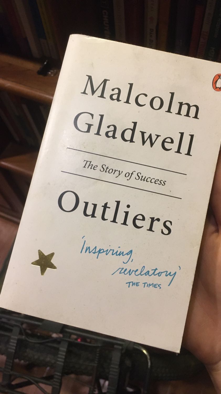 Mình mới đọc được 1/2 quyển nên chưa dám nhận xét về nội dung sách, mình muốn dành lời khen cho dịch vụ của tiki. Sách được gói bọc siêu cẩn thận, shipper nhã nhặn, dễ thương xỉu, mình đặt lúc 6h chiều mà 8h tối đã giao tới tận nhà rồi, hôm đó trời còn mưa rất to nữa chứ. Thật sự cảm ơn Tiki và đội ngũ shipper, mua không biết bao nhiêu sách ở Tiki rồi mua cả máy xay, tạ gym... lần nào cũng hài lòng với chất lượng sản phẩm và dịch vụ giao hàng. Chấm Tiki 100000/10