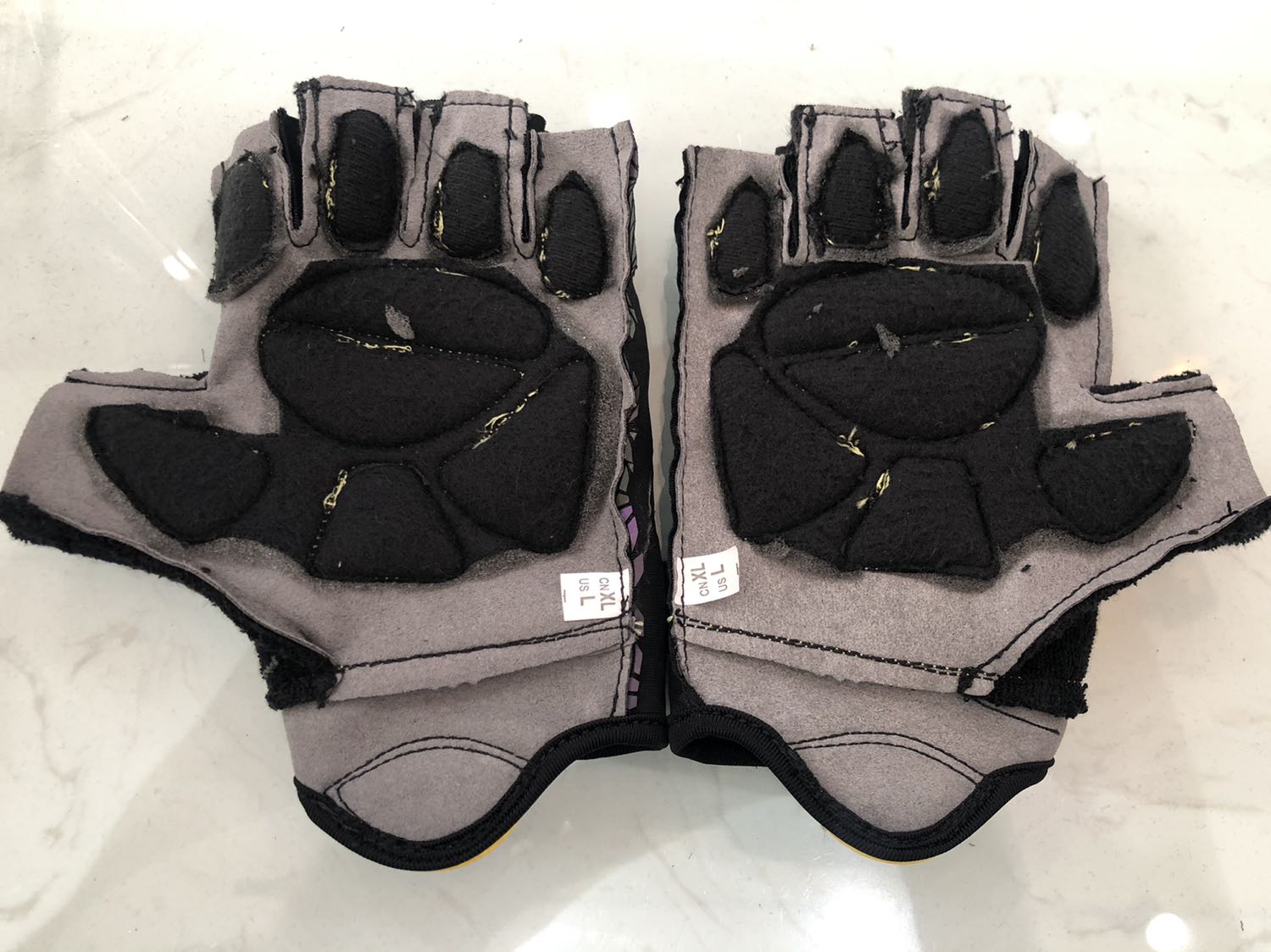 Review công tâm nha! Chỉ thừa nhiều, may lót cố định dầy, êm, chắc chắn. Chưa sử dụng nên không biết có bền không, khi nào bị rách bị bung còn chưa biết. Nhưng thiết kế đẹp và mình thích nên vẫn cho 4 sao.