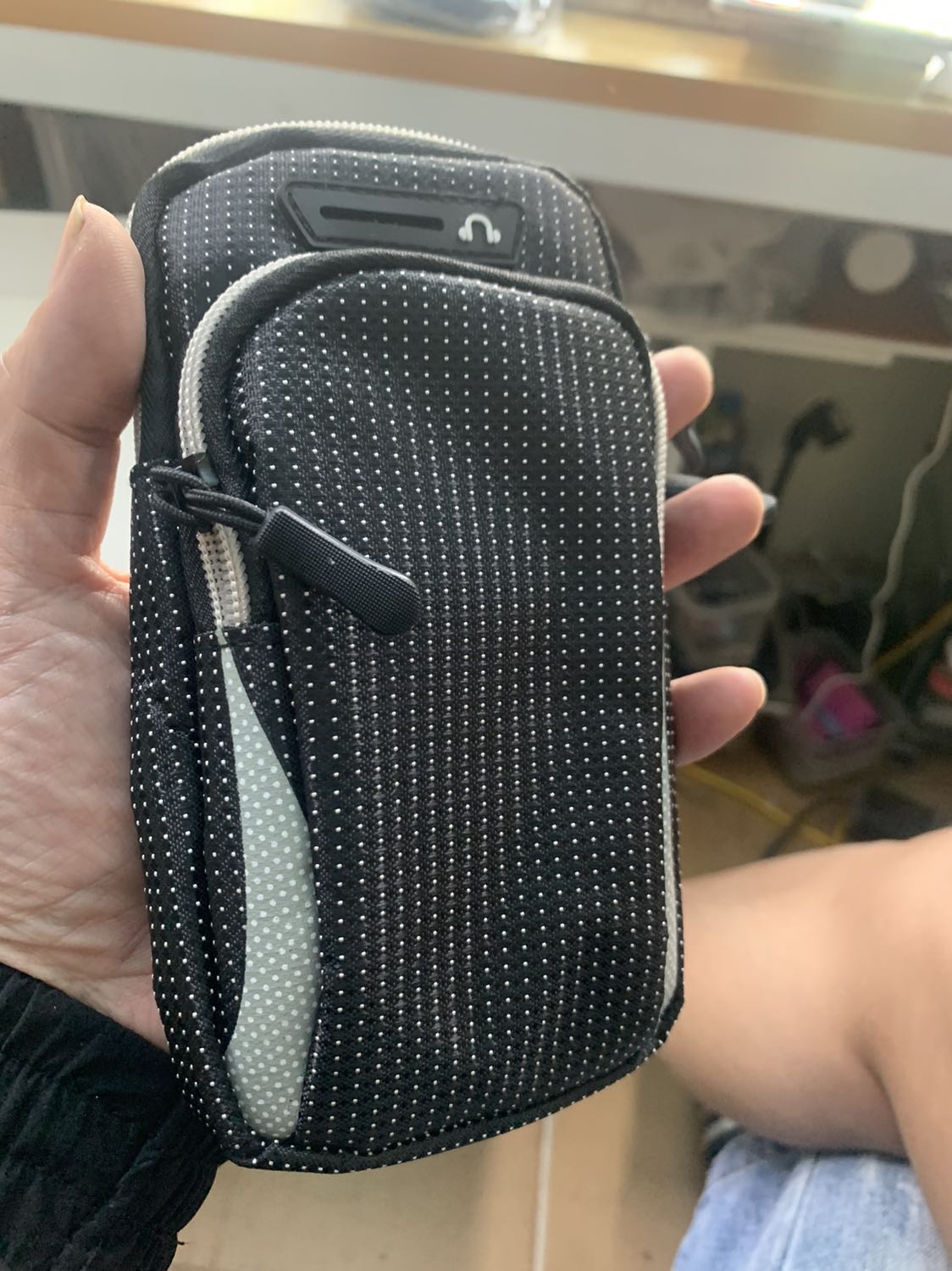 Đẹp, chắc chắn và vải chống nước như mô tả, giao hàng nhanh