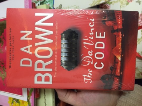 Cuốn sách đặc biệt dành cho độc giả đam mê tiểu thuyết trinh thám bậc cao. Những vụ án nối tiếp nhau khiến cho cuộc đi tìm sự thật và giải thoát bản thân khỏi những trăn trở bấy lâu dường khiến người ta như có khi đi vào ngõ cụt. Trong mê cung của những bí ẩn, người nào nắm được tri thức, người ấy sẽ có được cả thế gian. Giáo sư thì không tham vọng, hẳn vậy. Ông chỉ vô duyên với những vận may. Và cứ thế, nguy hiểm thì không cần bước qua, ông khám phá ra chân trời vốn ở rất gần...