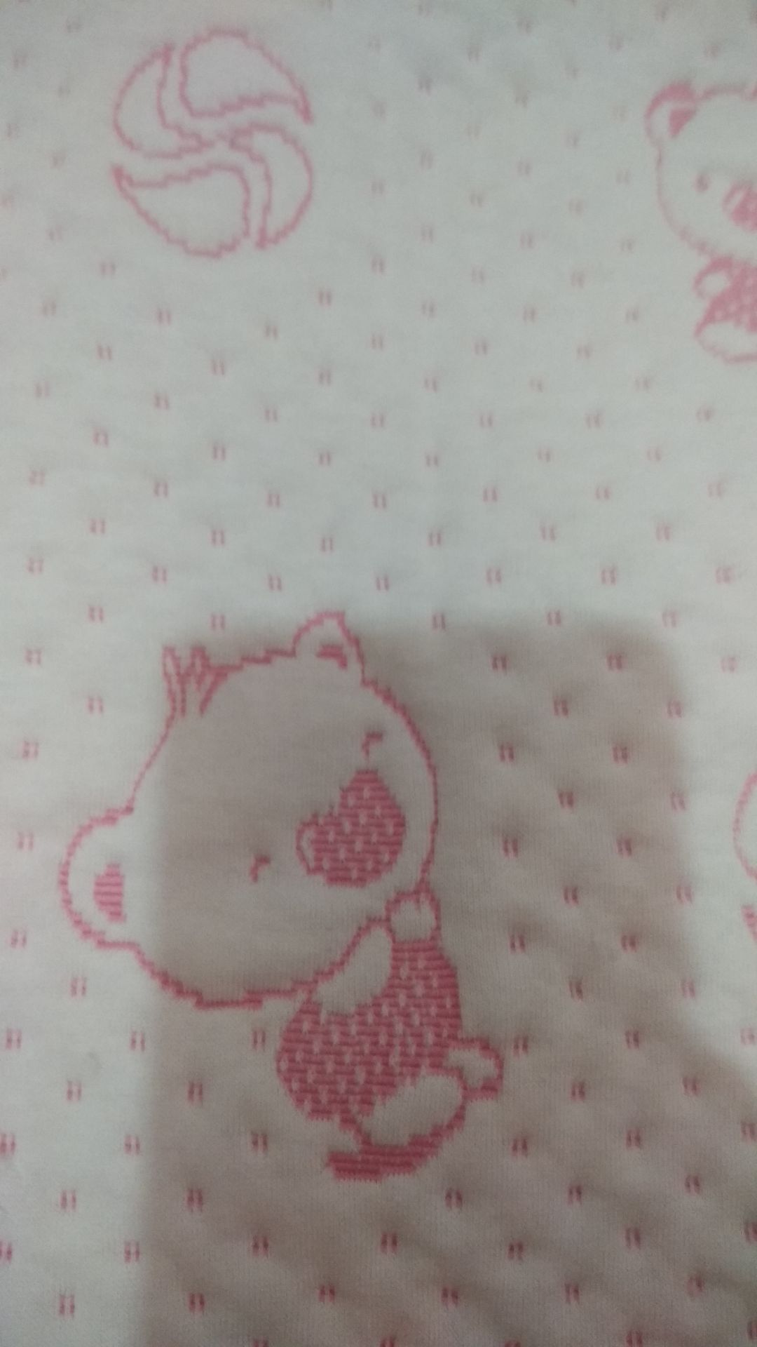 Giao hàng rất nhanh, thấm hút khá tốt. Tuy nhiên, chất lượng tấm lót có lẽ tùy lô, có đợt mua bông dày đợt mua bông mỏng, cùng 1 loại tấm lót mà mua ở shop và Tiki khác nhau về độ mịn và dày của sản phẩm. Thậm chí mua cùng shop bên ngoài mà khác đợt thì chất lượng tấm lót cũng khác nhau.Nhà sản xuất nên đồng nhất về chất lượng sản phẩm.