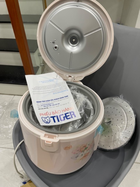 Giao hàng cực nhanh ( 1h30 phút nhận được hàng tính từ thời điểm đặt). Hàng chính hãng có phiếu bảo hành và hướng dẫn sửa dụng tiếng việt. Đóng gói đẹp, nhân viên giao hàng thân thiện, nhiệt tình. Cảm ơn điện máy Sài Gòn, lần sau nhất định sẽ ủng hộ Shop nhiều hơn.