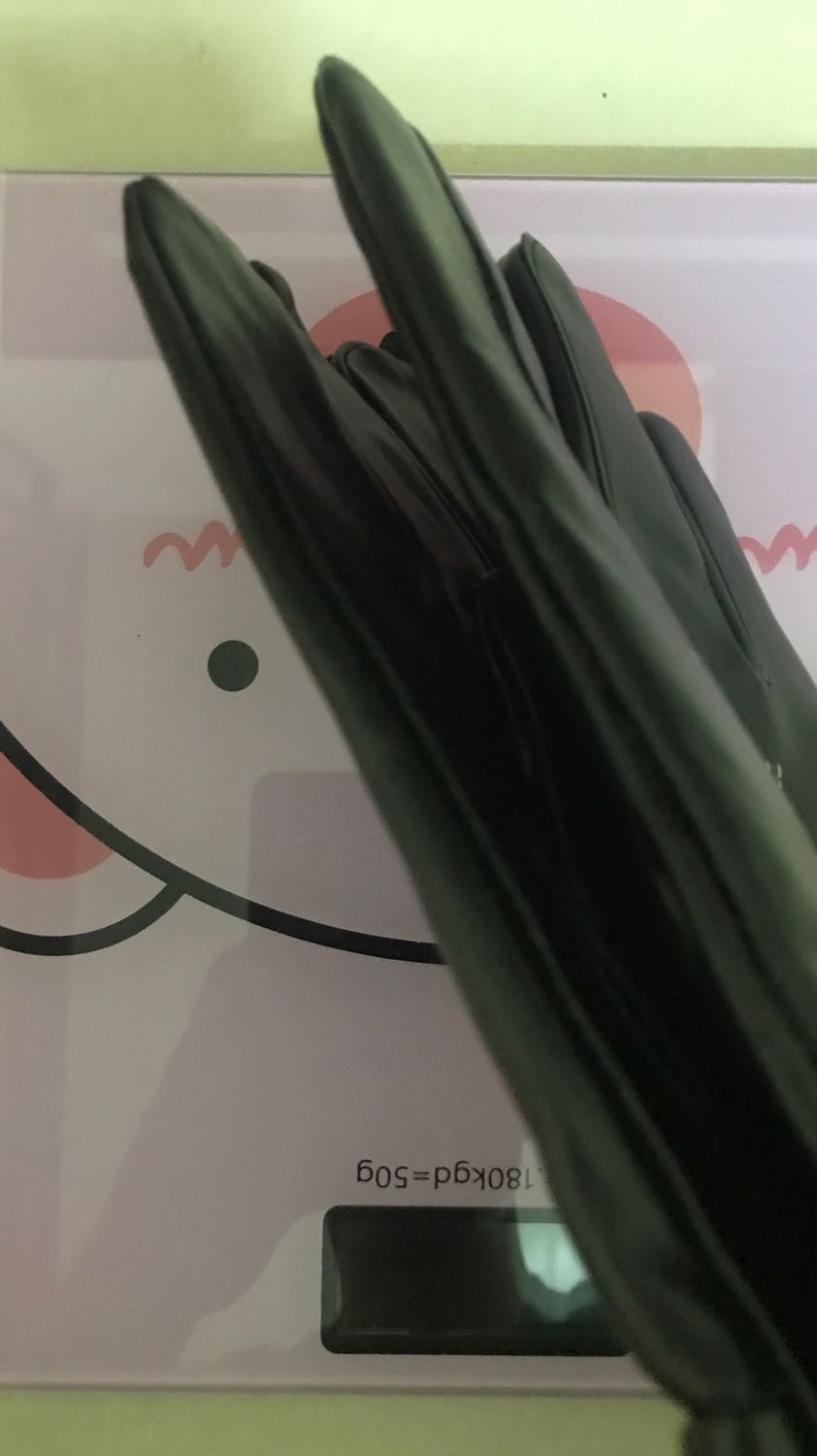 Găng tay da mềm. Bên trong có lớp lót mềm đeo thích ghê. Da chất hàng ok khỏi chê. Hàng mua trên tiki thấy chọn lọc hơn ít lỗi hơn các sàn khác. Càng mua càng thấy tin tưởng hơn. Ah sản phẩm vuốt điện thoại cảm ứng quá nuột luôn nữa ấy. Sẽ tiếp tục ủng hộ shop nếu có nhu cầu. Cảm ơn shop.