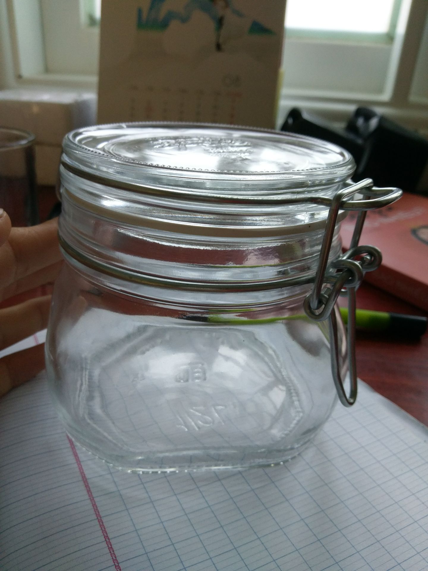 Hũ thủy tinh FIDO này rất đẹp; tên của nhãn hiệu, xuất xứ và dung tích được in đầy đủ, rõ ràng trên hũ luôn.

Khóa nắp màu bạc còn mới ko bị hoen gỉ gì hết.

Vỏ hũ dùng tay cảm nhận thì rất dày dặn và chắc chắn.

Mình sẽ mua tiếp các hũ size khác của FIDO. HÌ HÌ
Mình mua cùng lúc với hũ của L&L thì mjh ưng bạn FIDO này hơn nhiều.