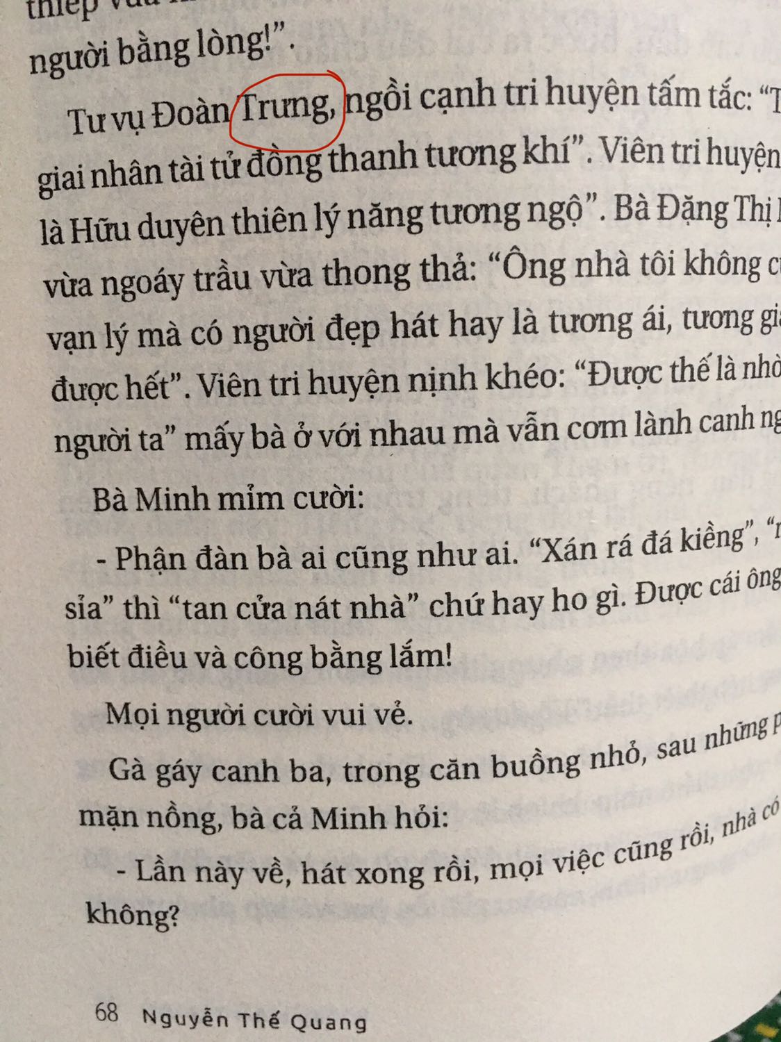 Nội dung truyện kể về cuộc đời Nguyễn Công Trứ khi làm quan cho triều Nguyễn bắt đầu từ việc đi dẹp loạn Phan Bá Vành, sau đó đi khai khẩn đất hoang ở Tiền Hải và Kim Sơn...... Vì tài năng và ngông nghênh nên ông bị quan lại ghen ghét đố kị nên nhiều lần bị vua Minh Mệnh giáng chức rồi lại phong chức. Vì là tiểu thuyết nên có thể có nhiều tình tiết được thêm vào nhưng mình đọc vẫn thấy rất hay.
Duy chỉ có điểm trừ là nhiều lỗi chính tả quá. Như trong ảnh mình chụp đấy mới chỉ là 1 phần thôi, còn rất nhiêud trang bị lỗi chính tả như 105,106,108,123,126,128,130........
Sách hay thế này mà đang đọc lại bị lỗi khiến người đọc thấy hơi khó chịu.
Mong Tiki phản ảnh lại vs nxb để nếu có tái bản thì sẽ sửa những lỗi căn bản này đi.