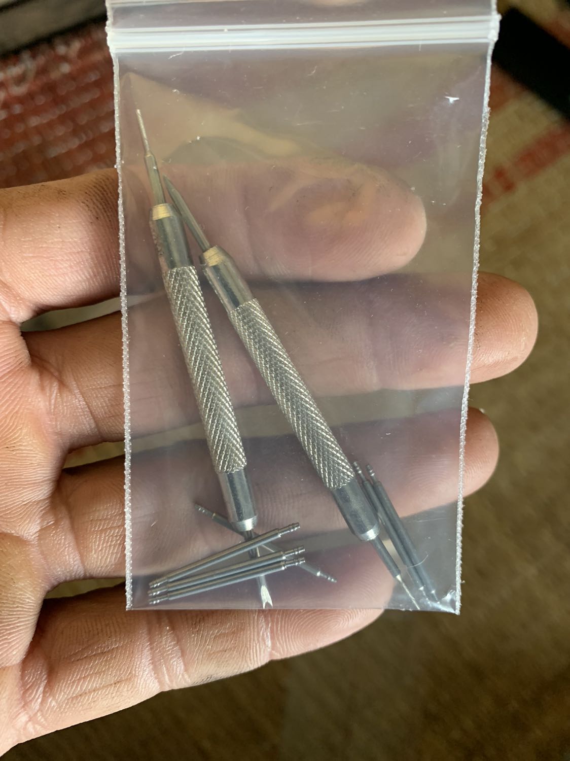 Sản phẩm ok. Có tặng công cụ để thay dây quá tuyệt