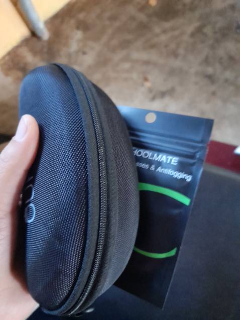 Kính đẹp. Shop tặng kèm thêm quá. Đeo kính đo chuẩn