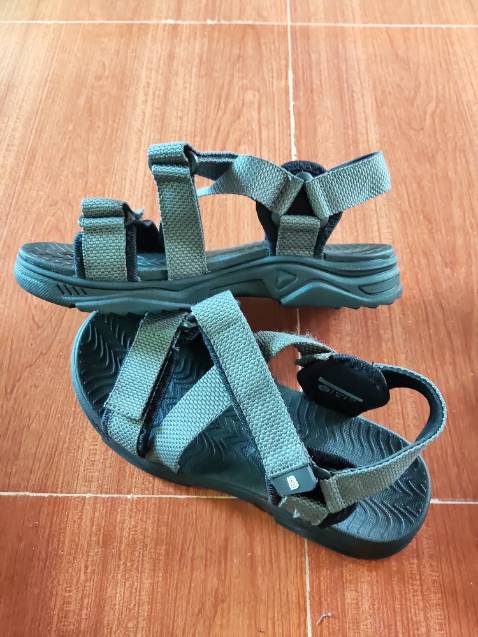 Giày nhẹ đi khá thoải mái, hình thức đẹp. Có điều quai chéo dùng keo dán nhìn hơi thô và không có cảm giác chắc chắn.