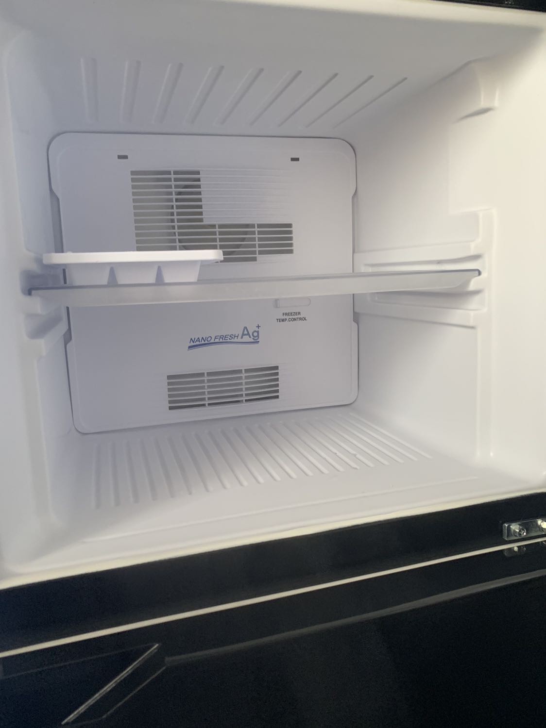 Tủ đẹp, cửa tủ chắc chắn. Ở trọ hay nhà nhỏ 1-2 người là hợp lý, dung tích vừa đủ. Nên mua e này (130L) hơn là loại inverter (208L trở lên) để ít tốn điện hơn nếu nhu cầu sử dụng không nhiều