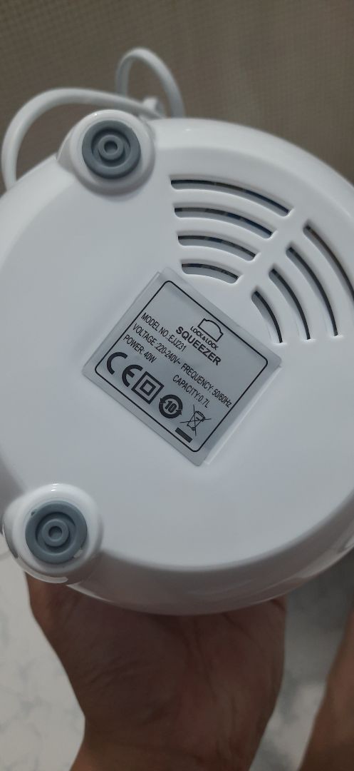 Mẫu mã nhìn bên ngoài có vẻ ổn và chắc chắn.Phiếu bảo hành hộp hướng dẫn full.Tuy nhiên cần trải nghiệm và sử dụng xem chất lượng thế nào rồi đáng giá tiếp để bà con lựa chọn đc một sp vắt cam vừa túi tiền sử dụng tiện ích xinh xinh.
NV Giao hàng nhanh chóng dễ thương.