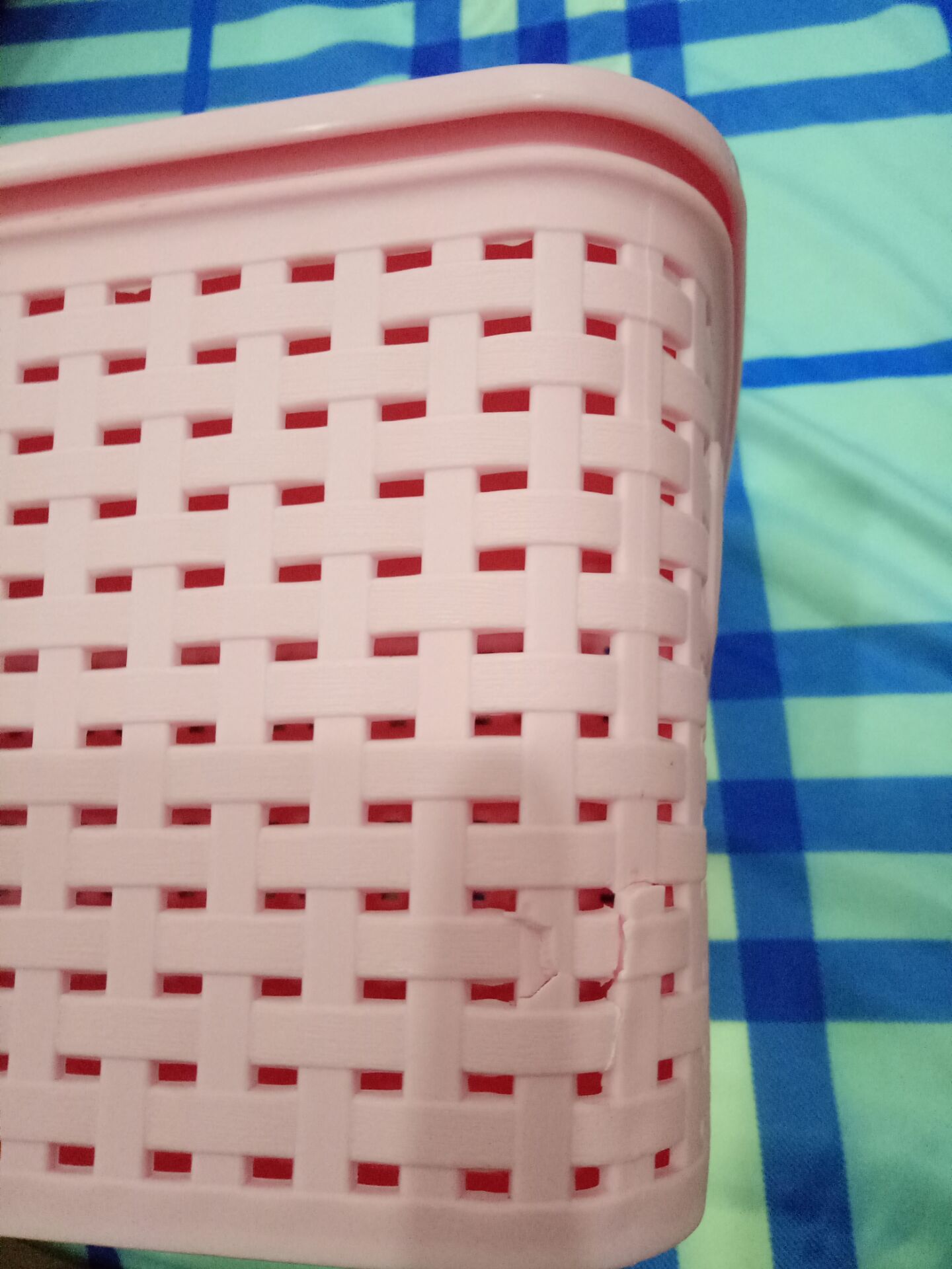 Rổ giao đến nơi thì bị nứt nhẹ. Rổ giao đến nơi thì bị nứt nhẹ.