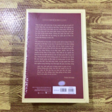 Mua siêu sale 3/3 giảm 59% chỉ còn 230k,quá ngon ạ. Cuốn này ít khi giảm sâu,nếu giảm 45-50% mình cũng hốt lâu r,ai dè đợi mãi lại đc dịp 59%. Nếu k đặt kịp thì mình thấy vẫn kịp mức giá cao hơn liền kề khi đấy là 259k,vẫn ngon. Sách mới,giao nhanh,tuy vậy có vẻ 3/3 nhiều đơn nên đóng hàng ẩu quá,móp nhẹ cạnh bìa đôi chỗ,chấp nhận đc