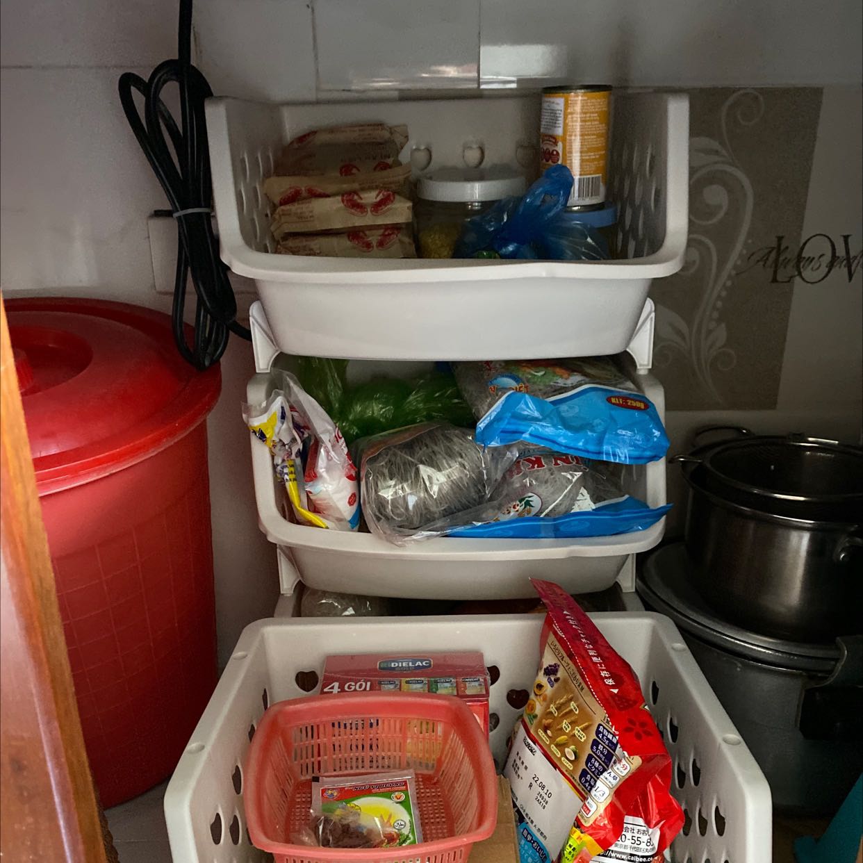 Kệ đẹp, chắc chắn, shop gửi cho mình màu trắng rất ưng mặc dù không chọn màu. Cho shop hẳn năm sao . Sẽ ủng hộ thêm nếu cần