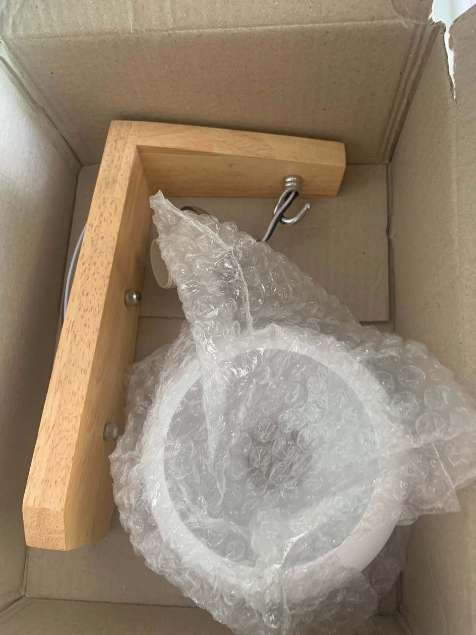 quảng cáo tặng kèm bóng led nhừng khi giao hàng không có tặng