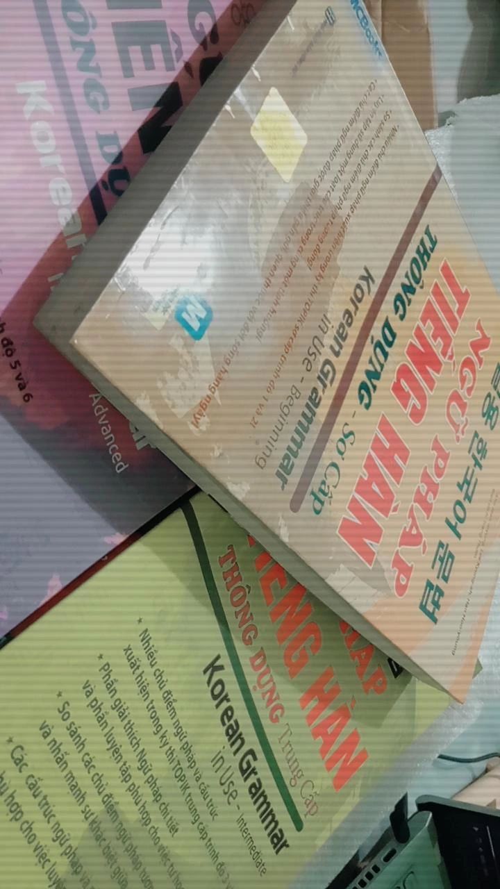 Cuốn sách bất hủ cho dân học tiếng Hàn nên cũng không cần review nhiều nữa :3 nhưng ước gì có đáp án cho các phần bài tập thì tốt nữa luôn. Tui thích bìa nhám kiểu vậy hơn là cuốn sơ cấp.
phải nửa năm rồi mới đặt sách trên tiki, đặt 5 đơn thì đơn nào giao cũng lâu cả tuần nên hơi lo do tiki gói hàng khá "ẩu" nhưng may là sách mới tinh 💜 do fahasa đang sale nên mua cho rẻ chứ hiếm khi nào tui mua qua nhà bán fahasa lắm, tính thêm 1 đơn chưa về nữa thì có 3 đơn qua fahasa thui à, trước tui toàn đặt qua tiki trading. Được cái mua qua fahasa sẽ gói kĩ hơn xíu nhưng ship cũng lâu hơn xíu luôn :)) đợt này mua sách đơn nào cũng phải quay video khui hàng nhưng may chưa đơn nào bất ổn đến mức phải đổi trả. 💯 chất lượng nhé 💜