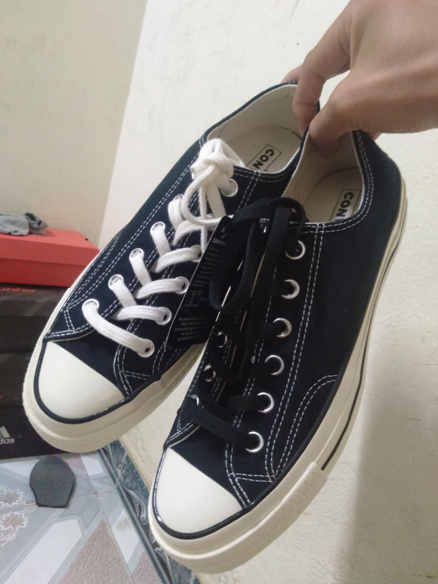 giày đẹp, nhân viên shop wear vn tư vấn mình nhiệt tình, vì là hàng kí gửi nên khi mình yêu cầu pbh thì shop phải gửi qua bưu điện cho mình. anyway cách làm việc của shop khá tốt, mình rất thích.. bạn nào chưa có pbh thì cứ nhắn tin nhờ shop chuyển cho nhé.