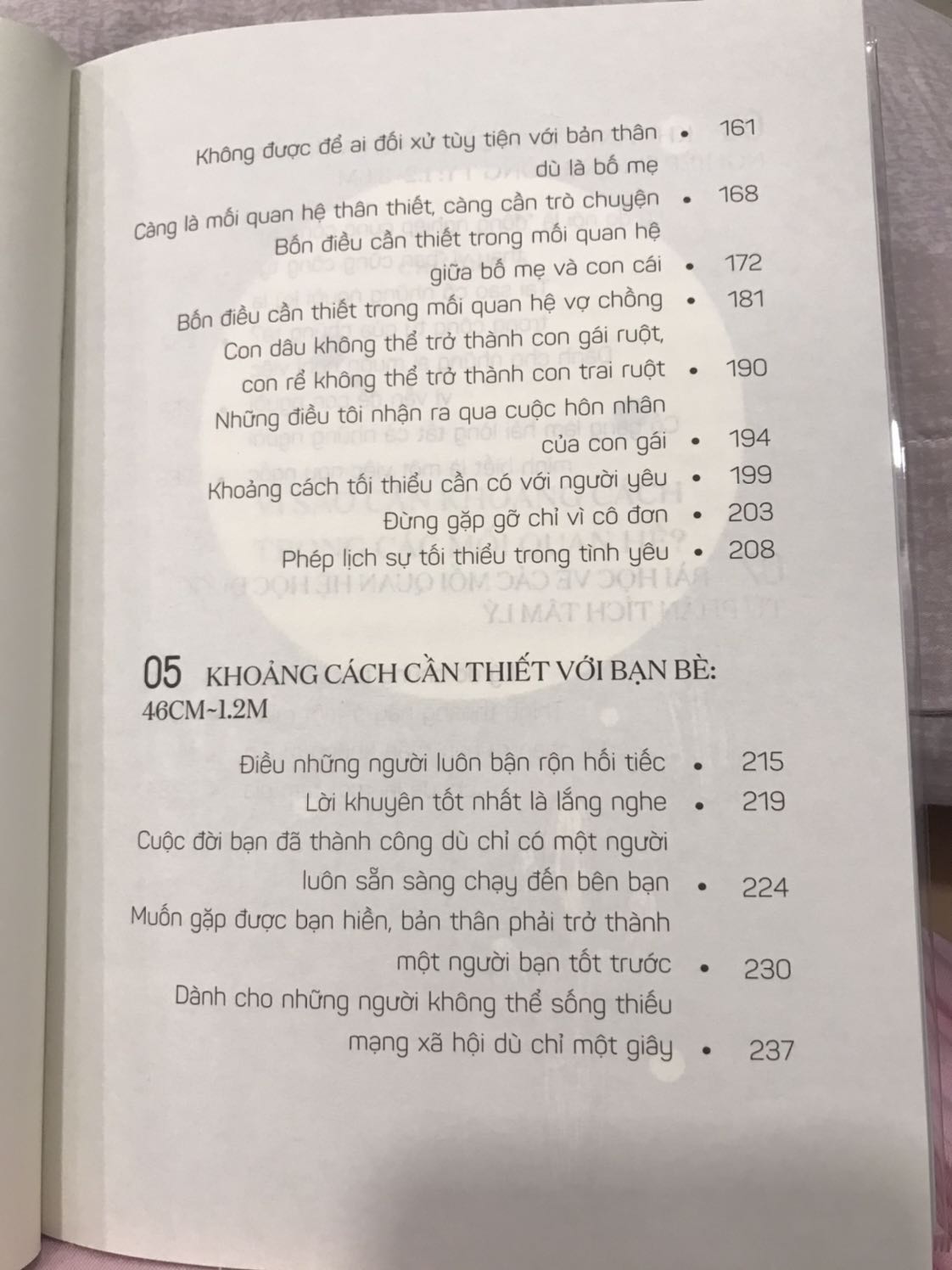 Bìa xinh, tác giả là Bsi tâm thần Hàn quốc. Mình đc recommend đọc trong ngành học tâm lý. Mà chắc do kỳ vọng hơi nhiều nên đọc hết mấy chương đầu thì thấy bt. Cách viết dễ hiểu, những câu chuyện ngắn và có lời khuyên nên ai cũng có thể đọc được. Ở bìa có ghi "cuốn sách chữa lành tổn thương trong các mối quan hệ" nhưng mình nghĩ bạn đọc nên chỉ tham khảo thôi chứ ko phải đọc sách xong giải quyết đc mọi thứ và tốt nhất vẫn là tìm giúp đỡ từ chuyên gia tâm lý. 
Còn đọc gạn lọc ý và ngẫm nghĩ thì nó vẫn là 1 cuốn sách nên thử.