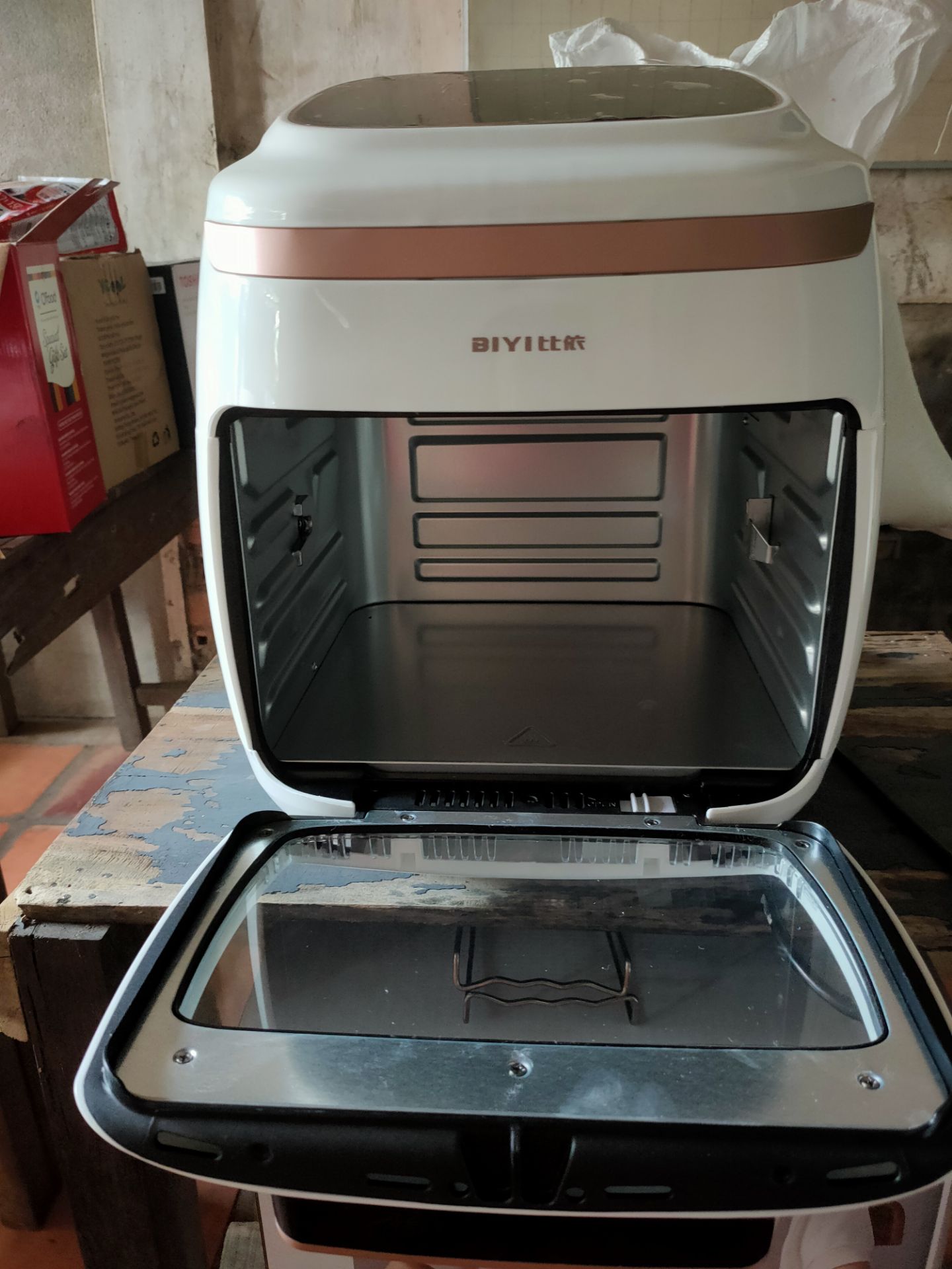 Xịn xò và xinh lắm nha, mặc dù sách hướng dẫn toàn tiếng trung nhưng nhìn vào dễ sử dụng lắm k có rắc rối! Được tặng nhiều phụ kiện nữa!
Mặc dù nhìn trên ảnh lò có vẻ rất nhỏ nhưng thực tế vừa vặn lắm nha!