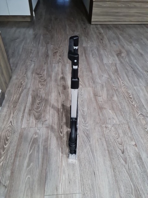 Xe chắc chắn, có thể tự đứng mà ko cần dựa tường luôn. ko cần lắp gì vì lật cái khay ra là bánh xe tự mở. Cất khe cửa hay ô tô đều cực gọn