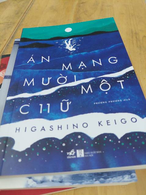 “ Một là tất cả mọi người sẽ chết. Không đến mức tàn khốc như trong tiểu thuyết của Agatha Christie, nhưng sau cùng sẽ không một ai sống sót cả “.
Mấy dòng thể hiện suy ngẫm của nhân vật chính, nữ nhà văn trinh thám, thêm một lần cho thấy (điều mà tôi thấy phần nào ở Phía sau nghi can X) mô típ trinh thám của Keigo ít nhiều chịu ảnh hưởng của nữ văn sĩ Anh. Trong câu chuyện này là chuỗi các án mạng liên tiếp, hợp tác tập thể trong ngụy tạo chứng cứ ngoại phạm, hay khám phá chân tướng thông qua suy luận từ việc kết nối những mảnh ghép puzzle nhỏ bé.
