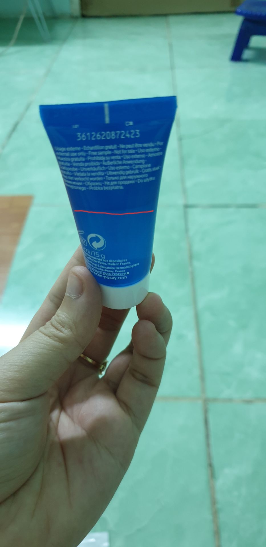 Chiều nay mình mới nhận hàng.
Kem dưỡng thì được bỏ vào hộp và bọc thêm 1 lớp nylon ở bên ngoài. Còn sửa rửa mặt thì bỏ vào hộp k được dán tem kỹ càng (như kiểu đã qua sử dụng). Mở ra thì thấy sản phẩm chỉ còn có 1 nửa tuýp, miệng tuýp cũng k còn dán miếng nhôm để chắc chắn hàng mới