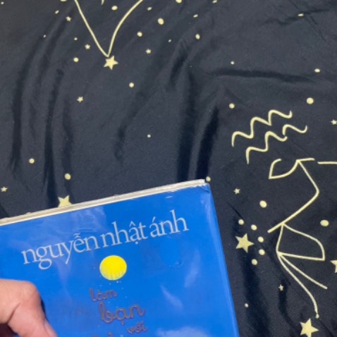 Rất không hài lòng, từ đóng gói cho đến hộp đựng, k chống xóc làm hư cạnh sách; có chọn bookcare nhưng sách vẫn còn seal k bao boôkcare, tệ !