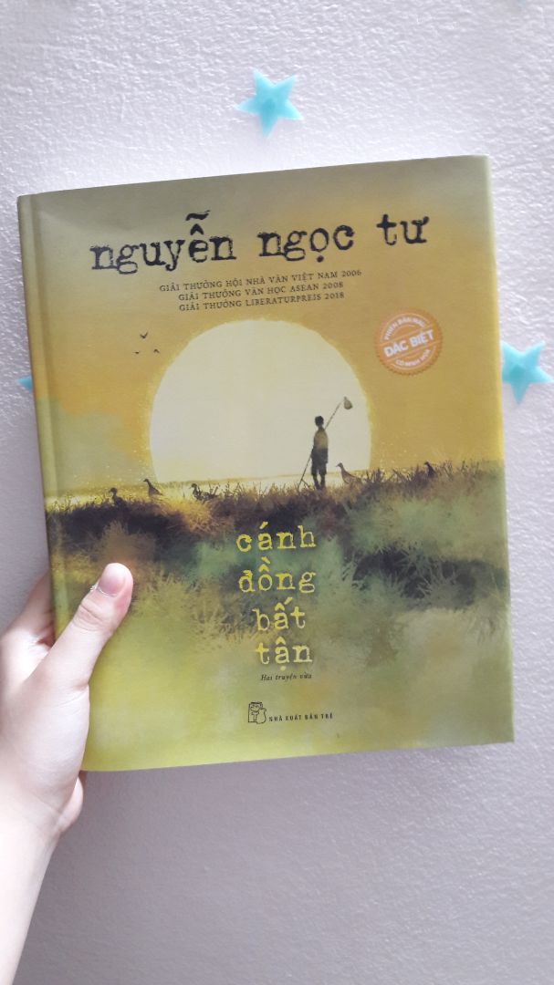về hình thức sách là ấn phẩm đặc biệt nên rất công phu, khổ sách khá to, bookmark dày dặn và tranh minh họa rất đẹp và nên thơ, mình mua được sale 117k nên rất hài lòng. về nội dung thì 2 câu chuyện luôn phảng phất nét buồn trong từng câu chữ, nhưng giữa cả 2 thì mình thích chuyện đầu tiên hơn cả, về văn phong thì có vẻ mình không hợp lắm nên đọc thấy khá khó hiểu và đôi lúc hơi buồn ngủ:)))