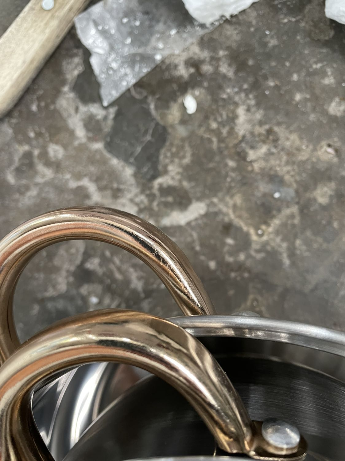 Quai nồi trầy xước, giao hàng lâu quá 6 ngày mới tới chờ dài cổ(hẹn 6 ngày) mong sau mua giao sớm 1-3 ngày thôi là Ok. Nấu thử nước thì thấy nước nhanh sôi, bền hay không phải dùng 1 thời gian nữa mới biết được !