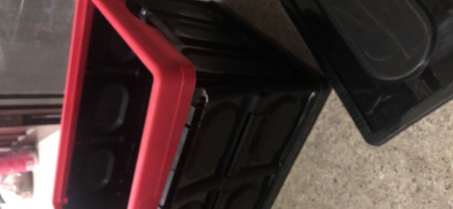 Hàng không đúng chất lượng, không nhãn hiệu, gắn không khớp và bị bể